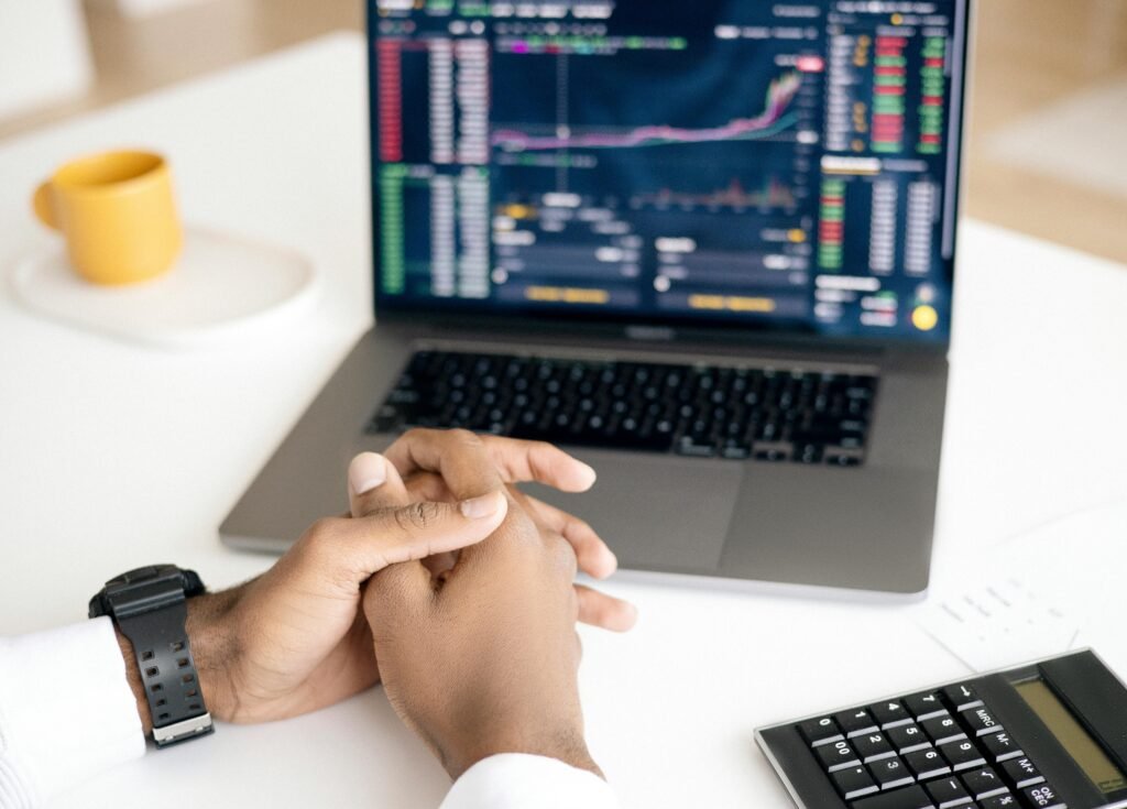 Leer nu welke van deze 4 trading strategieën bij jou past. swingtraden, daytraden, scalpen of positie traden.