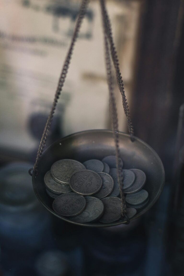 Hoe werkt leverage, hier een weegschaal waar geld op wordt gewogen.