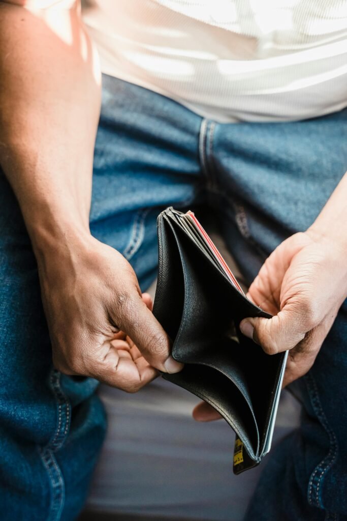 Waarom verliezen traders geld. iemand die met traden zijn geld is verloren en nu een lege portemenee heeft